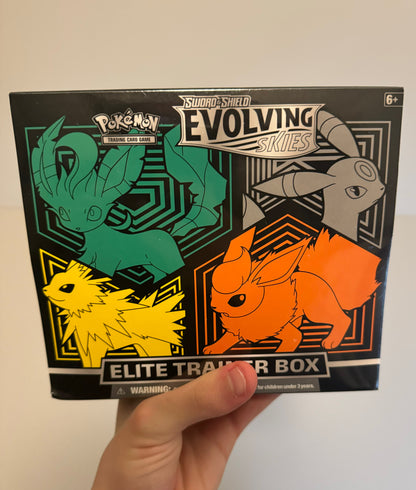 Evolving Skies Elite Trainer Box [Flareon/Jolteon/Umbreon/Leafeon]